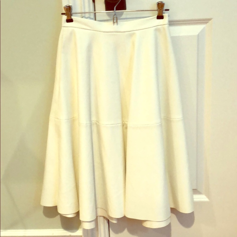 Zara women’s XS faux leather swing skirt in cream